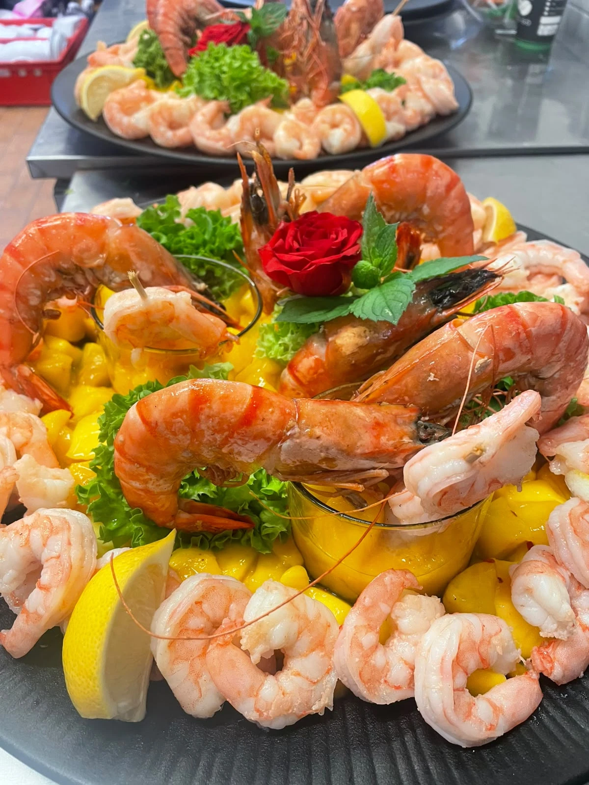 Angerichtete Meeresfrüchteplatte mit Garnelen, Lachs und Zitrone