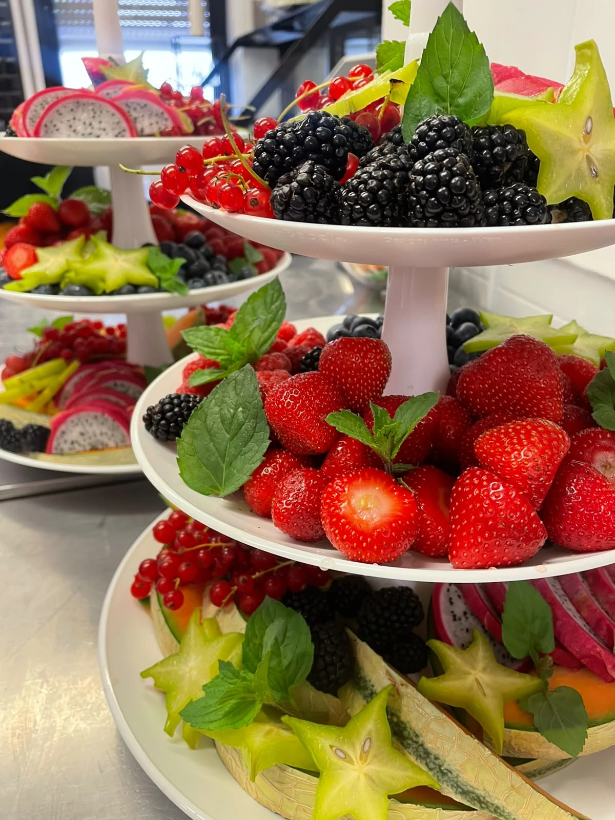 Obst mit Beeren und Melone auf einer Etagere